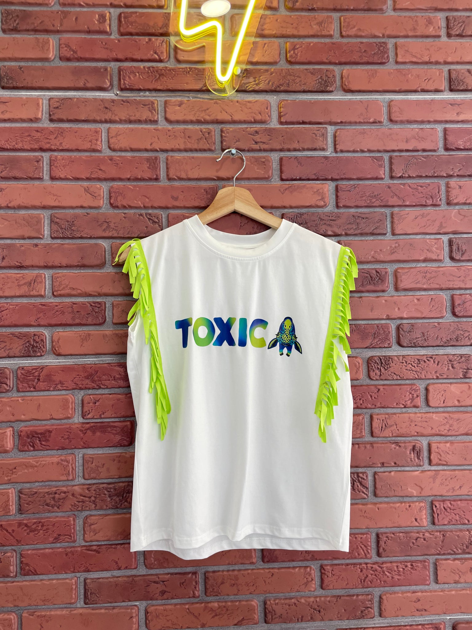 Camiseta con flecos- Toxic